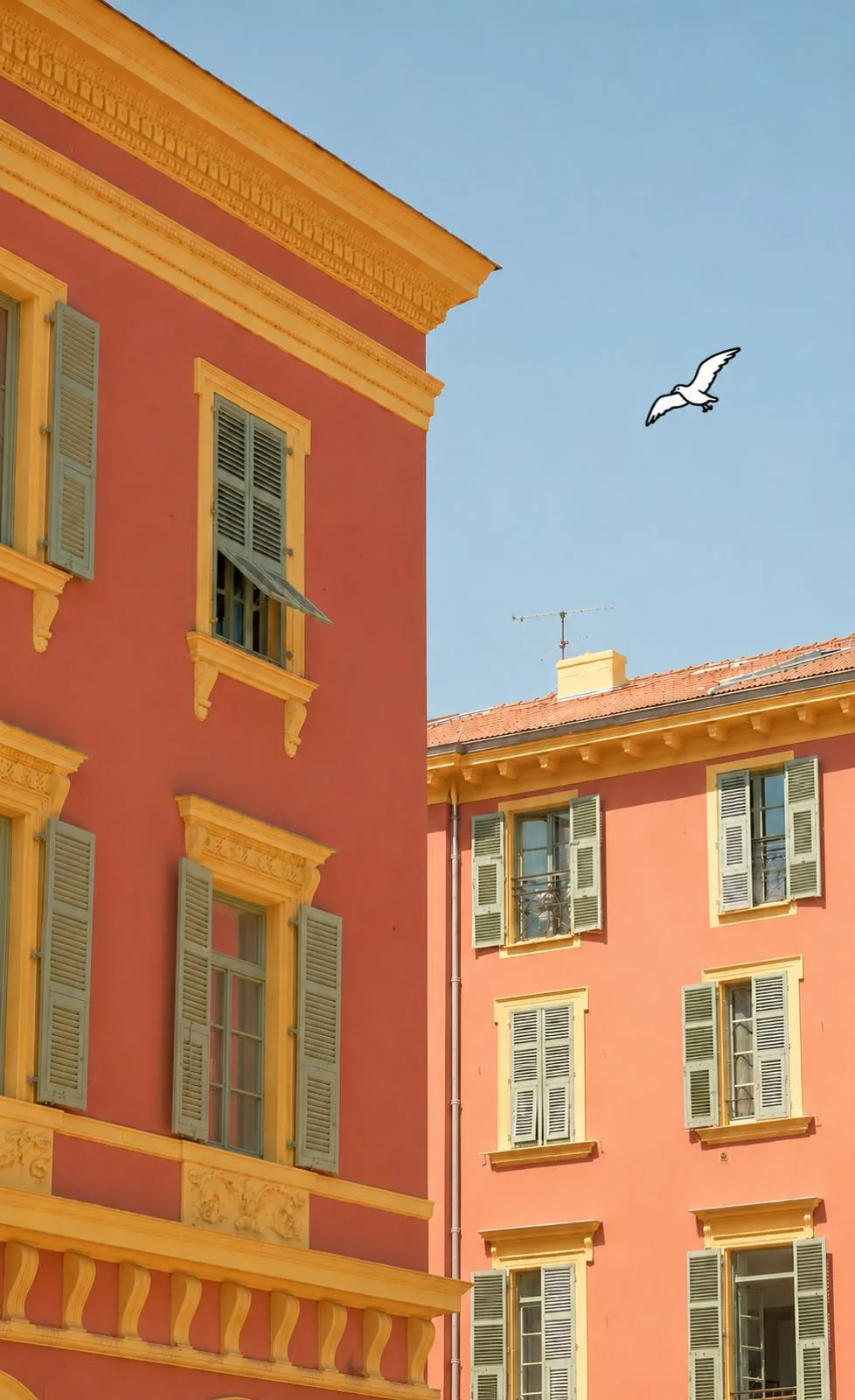 Façade niçoise colorée pour comparer les secteurs immobiliers de la Côte d'Azur